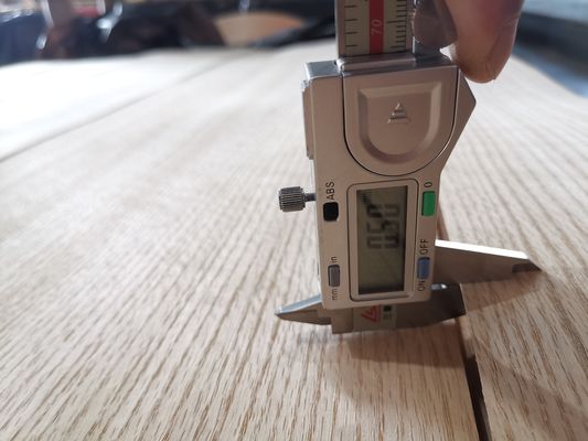 प्राकृतिक लकड़ी के फर्श समाधान के लिए आदर्श लाल ओक लिबास की मोटाई को अनुकूलित करें